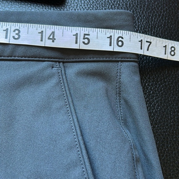 VUORI Meta Short 8 inch Mens Charcoal Grey Chino Pockets Stretch Sz 31 - Picture 9 of 10